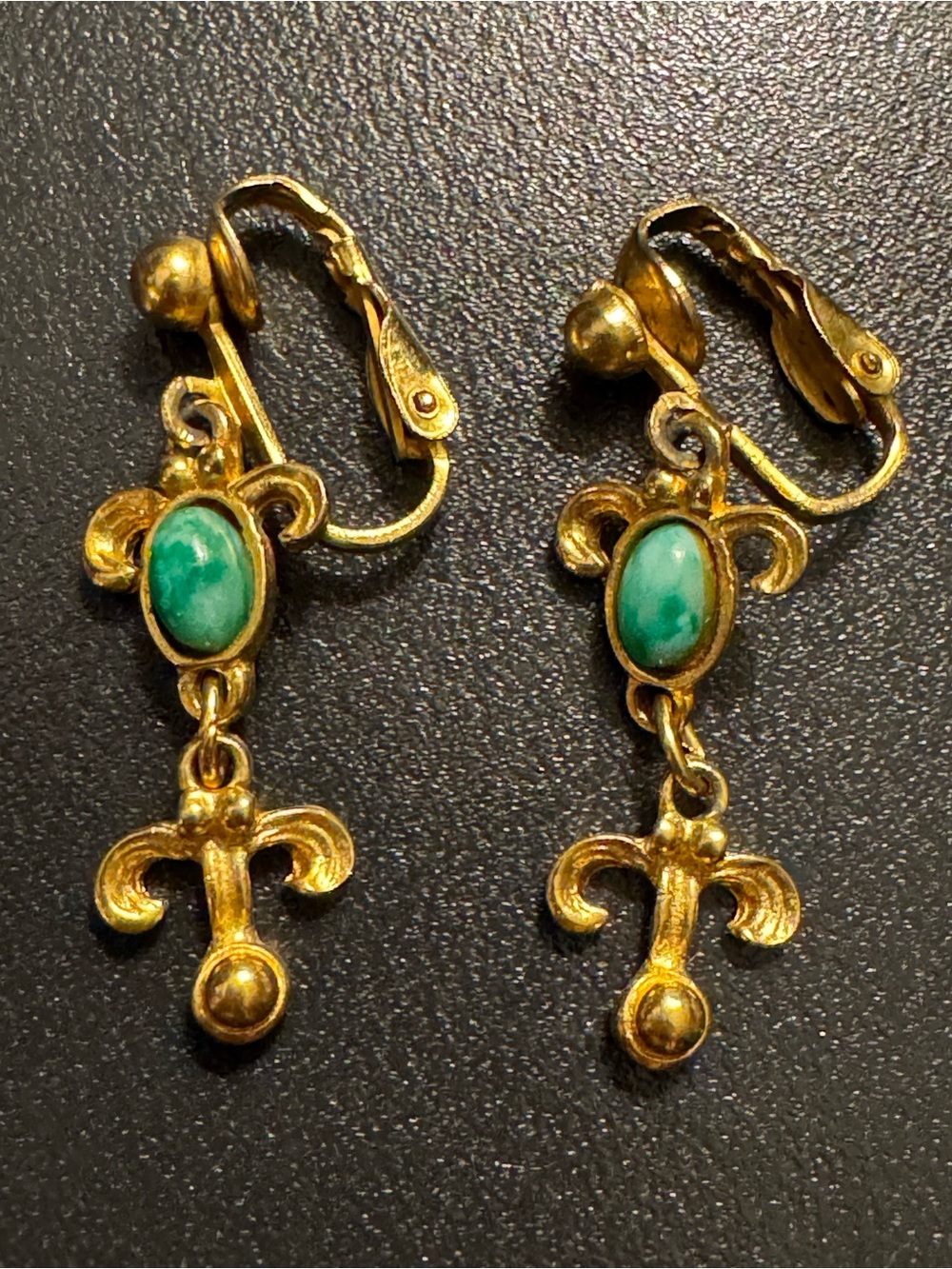 Vintage Gold Tone Fleur de Lis Green Cabochon Dangle Clip On Earrings